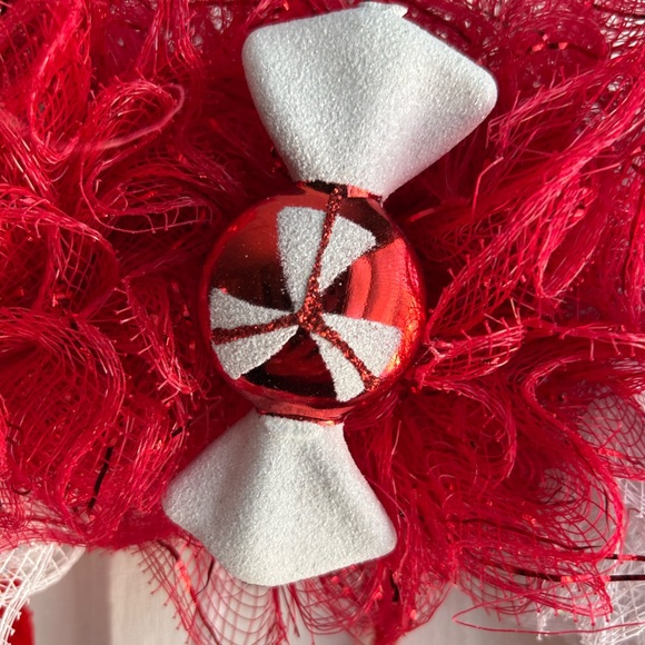 Festive Red and White Holiday Wreath - Picture 4 of 4